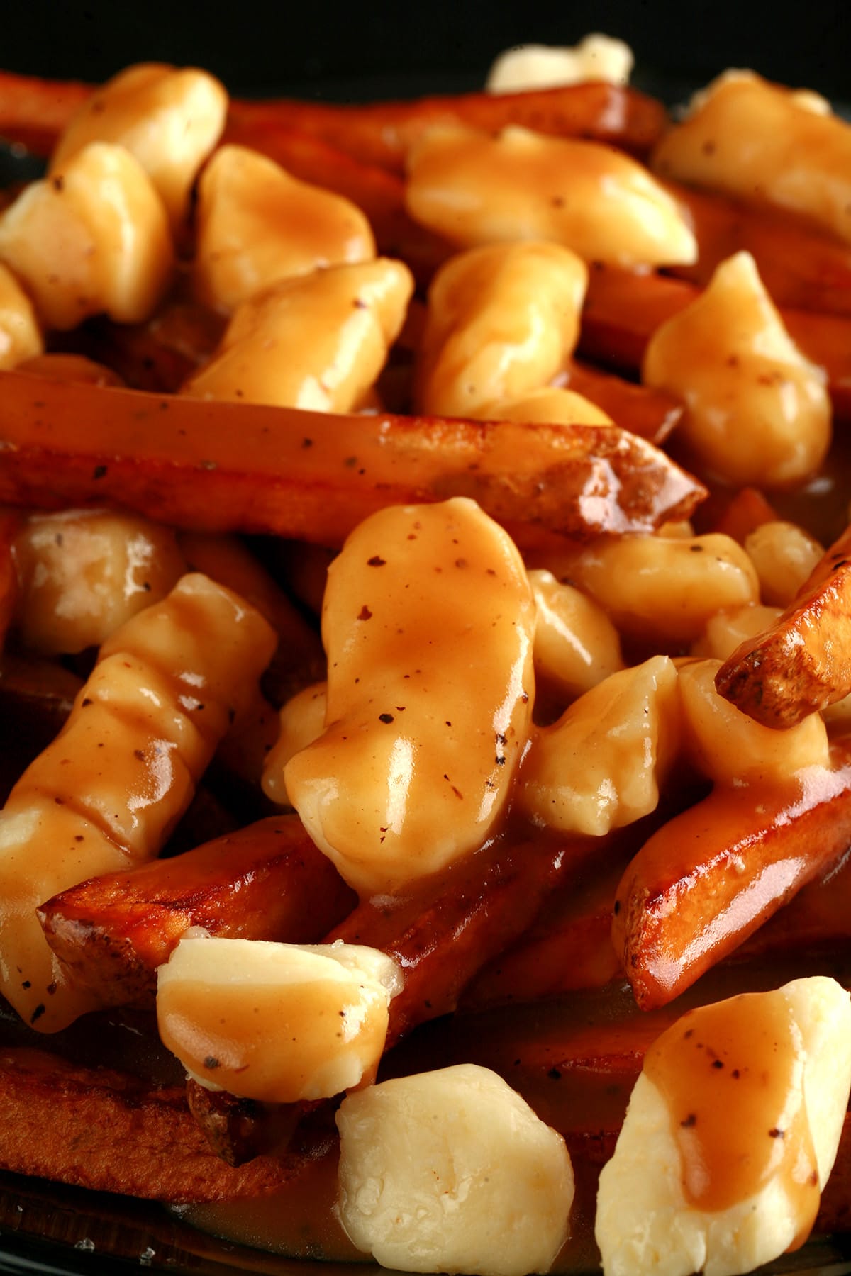 A close up photo of a plate of Canadian poutine.