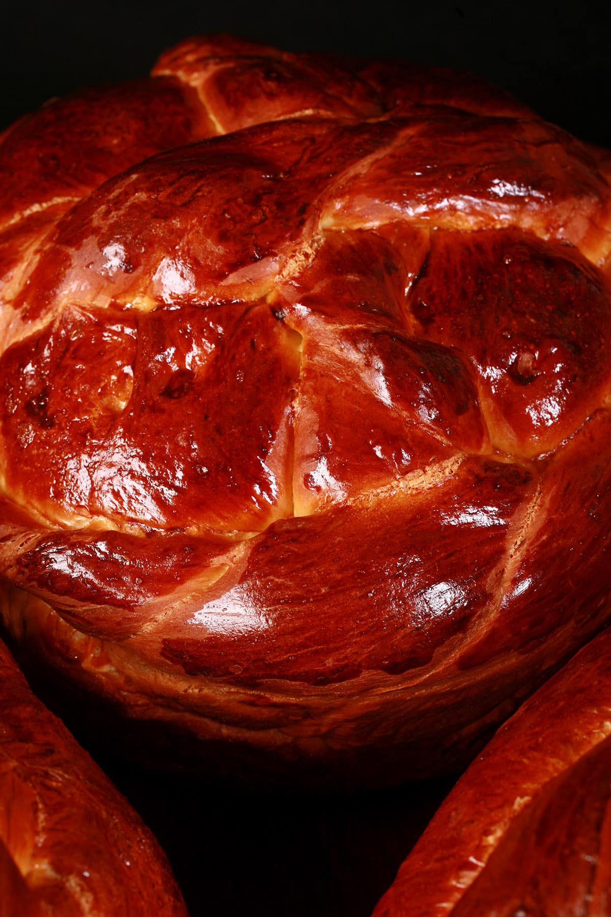 A round loaf of Ukrainian Easter bread.