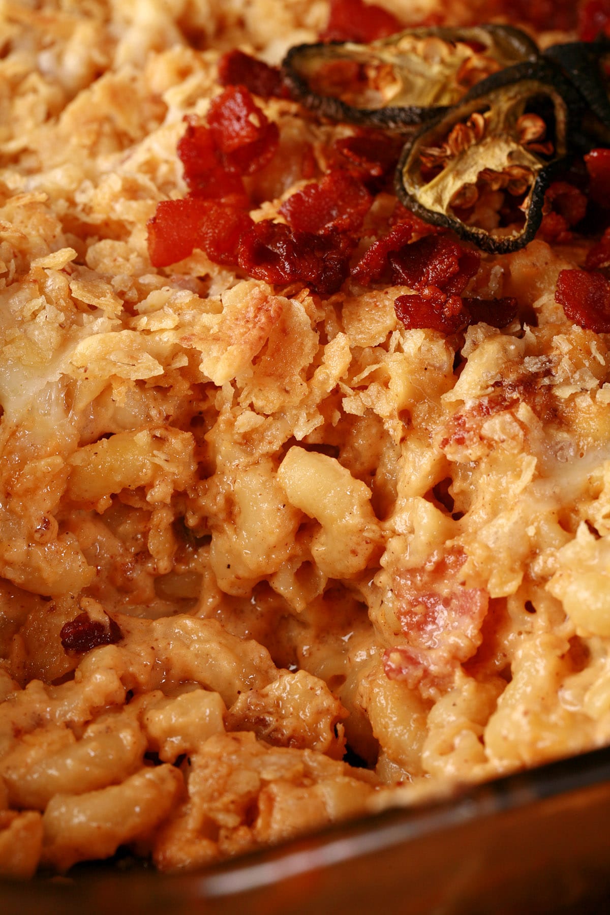 A pan of smoked mac and cheese, topped with bacon and jalapenos.